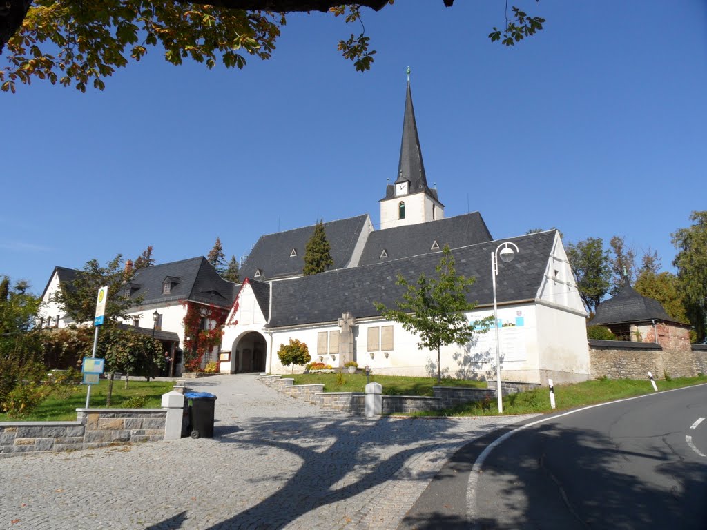 Die Schleizer Bergkirche im herbstlichen Sonnenschein by Uwe Klimpke