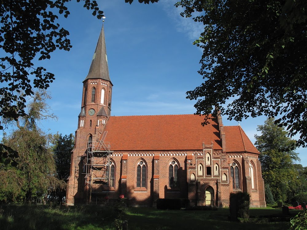 Die Dorfkirche in Alt Brenz (Gemeinde Brenz, Landkreis Ludwigslust-Parchim). by Dierk Lawrenz