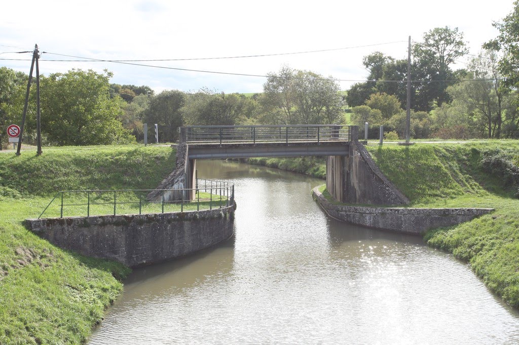 Canal du Nivernais by www.binnenvaartinbeeld.com