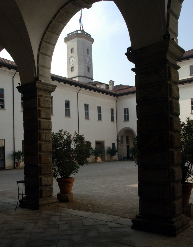 Palazzo Arese Borromeo - il cortile by puli