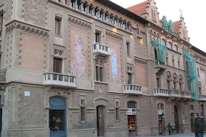 Vic - Edificio en Plaça Major by Víctor Cespón