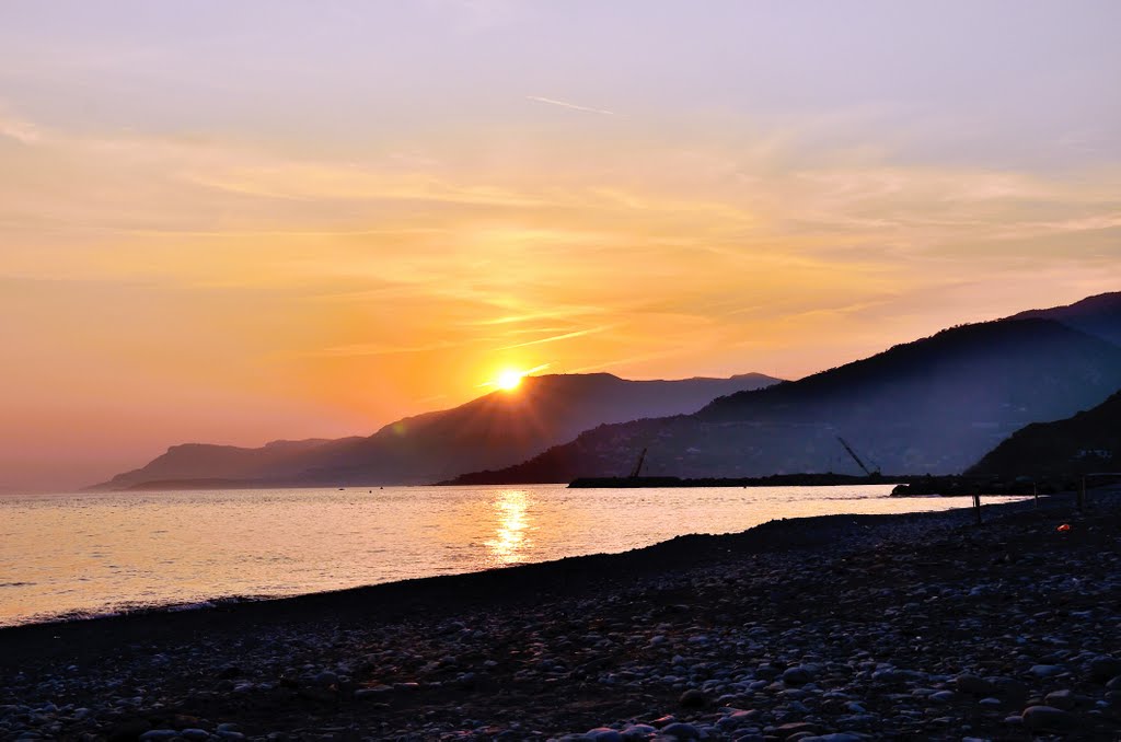 Tramonto sul mare a Ventimiglia by violapinnata