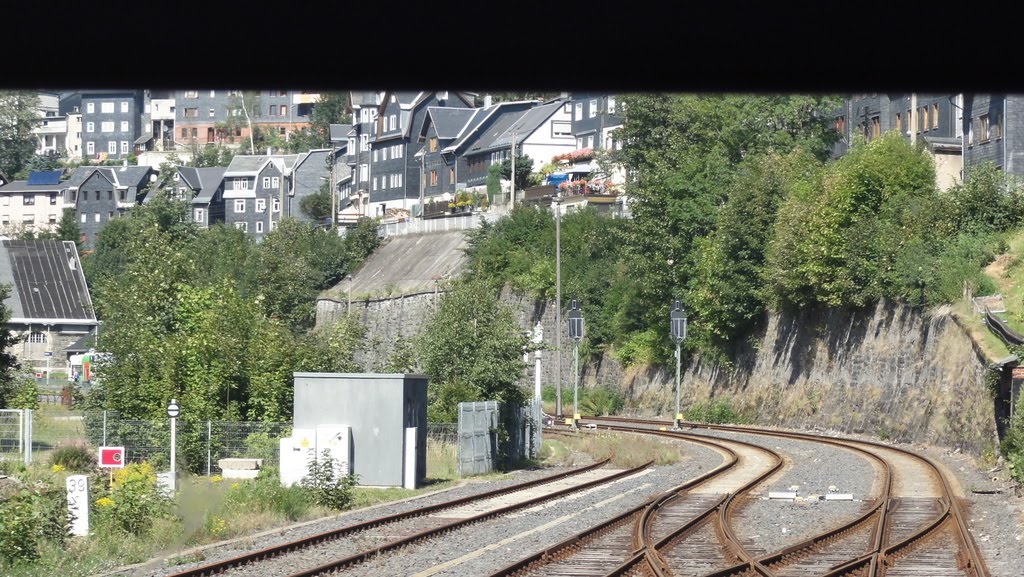 Arrêt à Lauscha, le conducteur change de poste de pilotage car nous repartons dans l'autre sens by Eugene68