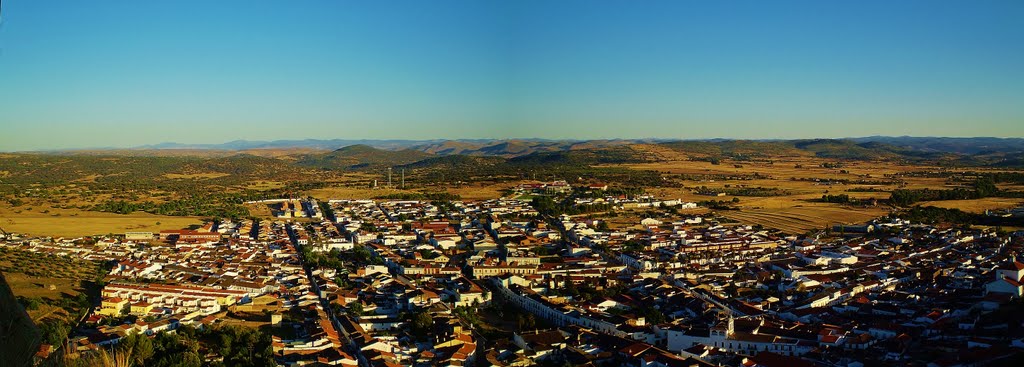 Burguillos del Cerro desde la subida al castillo by tgya