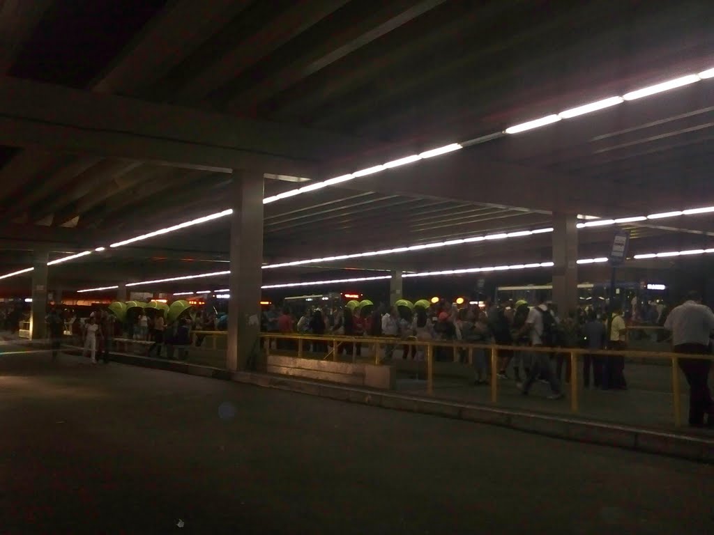 Terminal de ônibus do metrô Santana, São Paulo by Bruna Paschoalini