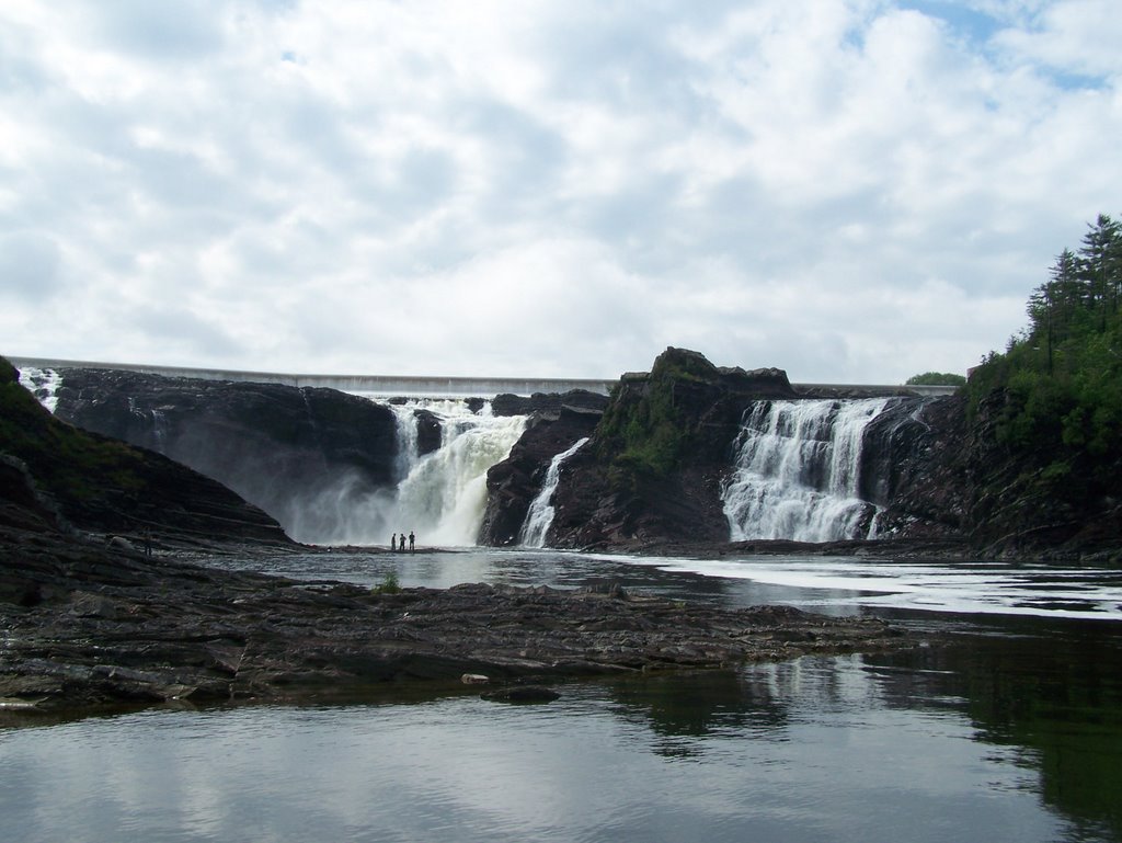 Chute de la Rievière Chaudière by Linda Sylvain