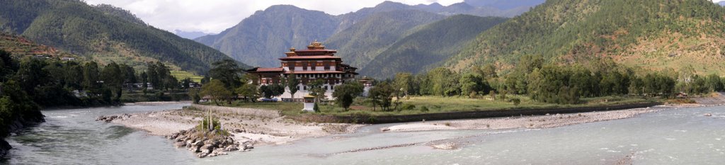 Punakha Dzong - Panorama (N) by Marc Wensveen