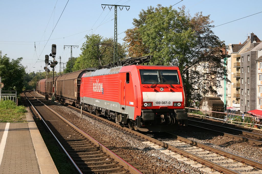 189 087 heads a southbound freight through Koln Sud at 14:50 on 28/9/2011. by mick barstow