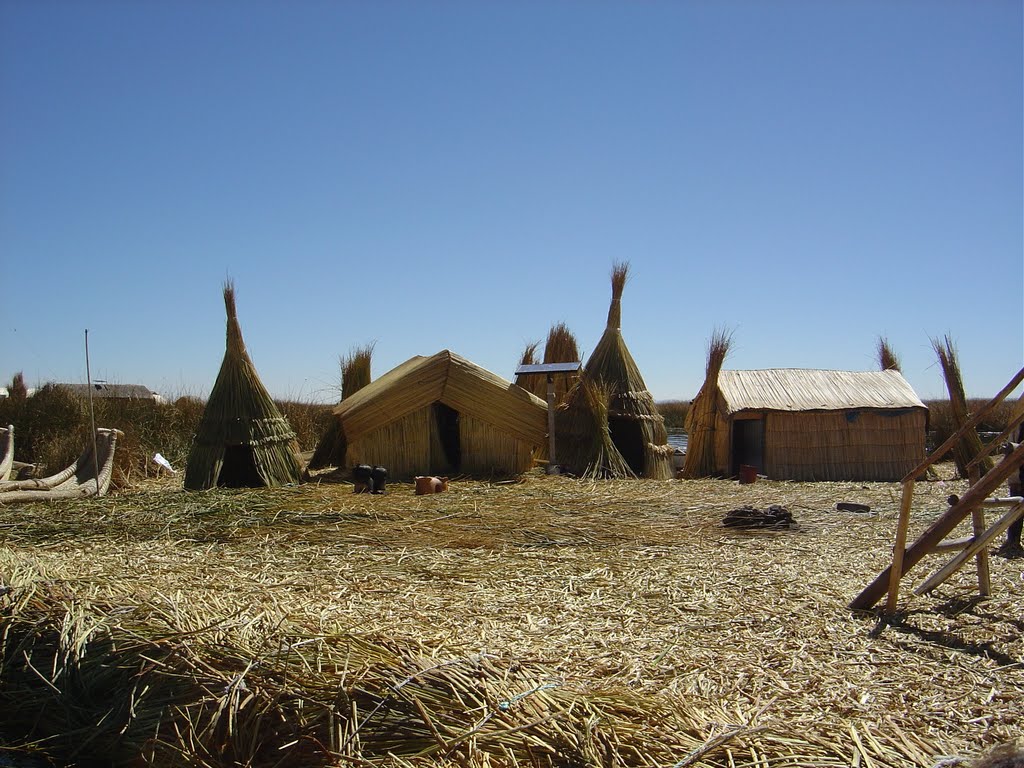 Viviendas en la isla de los Uros.Lago Titicaca by JECALDO