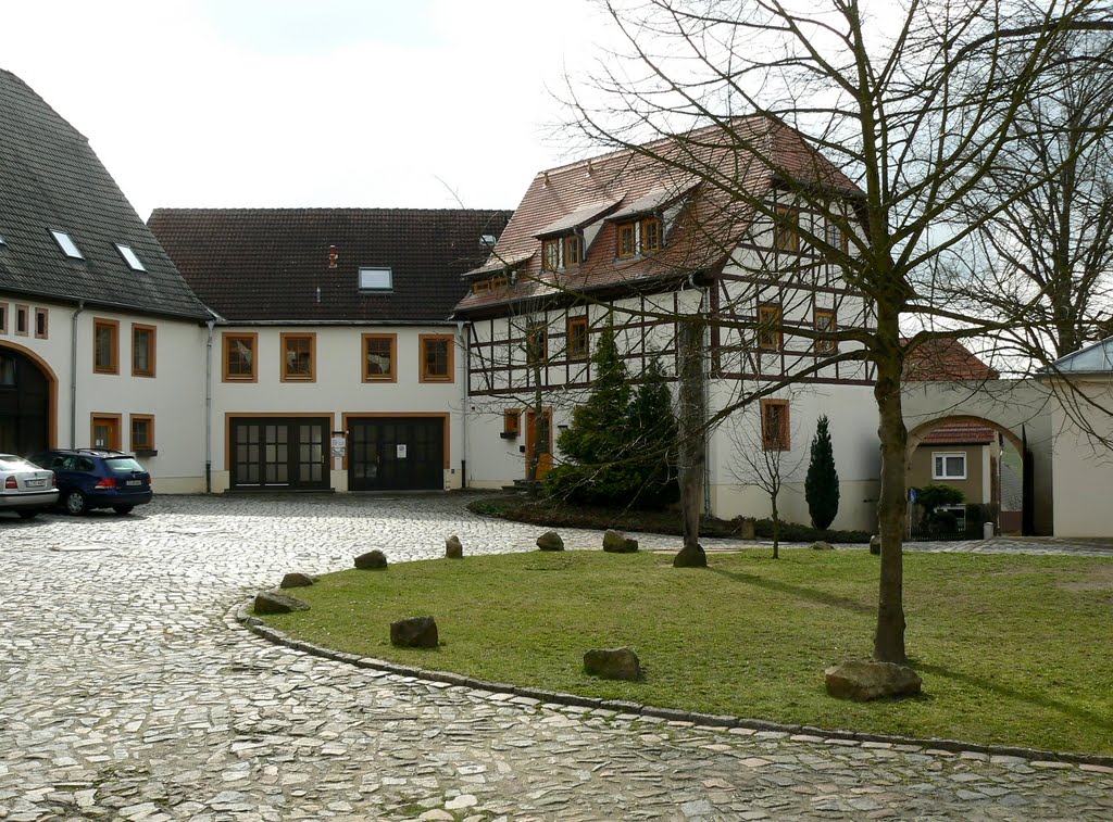 Kohren-Sahlis - Blick über den Pfarrhof mit Tor, Mädchenschule und Wagen- & Geräteschuppen by Thomas Eichler