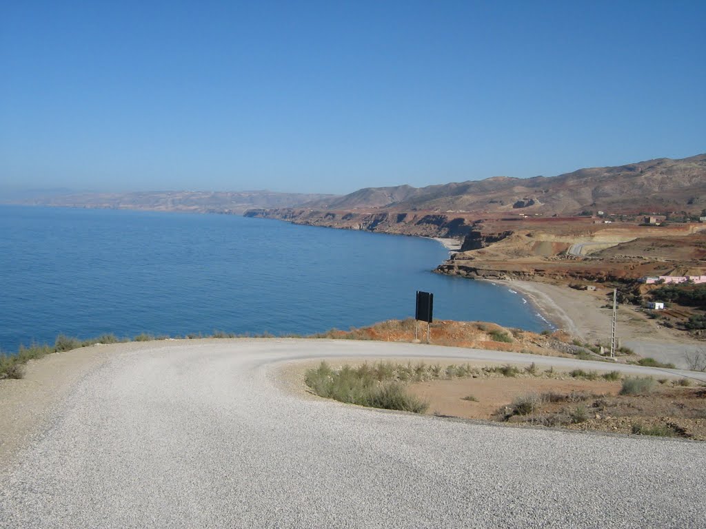 La route vers le port sidi Hssayen by Boussif