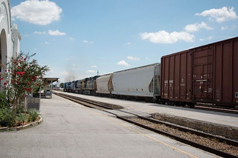 Going away view of a CSX Transportation Mixed Freight Train at Orlando, FL by Scotch Canadian