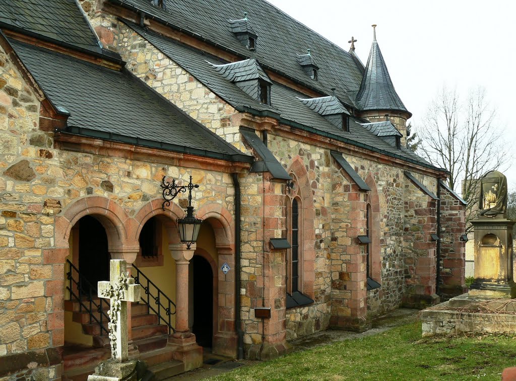 Kohren-Sahlis - Die Nordseite der Sankt-Gangolf-Kirche zum Pfarrhof by Thomas Eichler