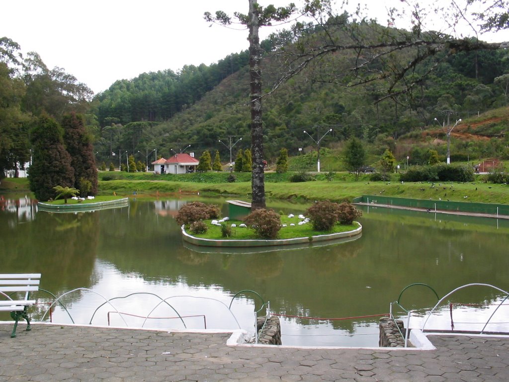 Lago do Teleférico by Mell Caetano