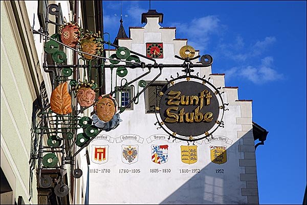 Torschlossgebäude mit Zunftstubenschild by www.tt-bilder.de