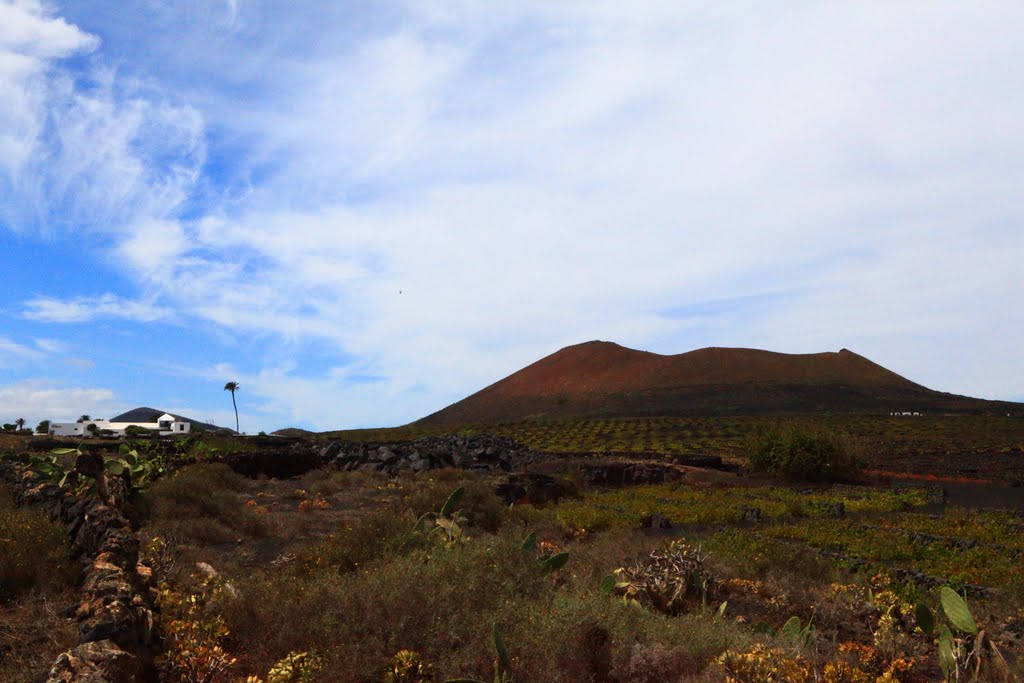 Montaña roja by llergetano