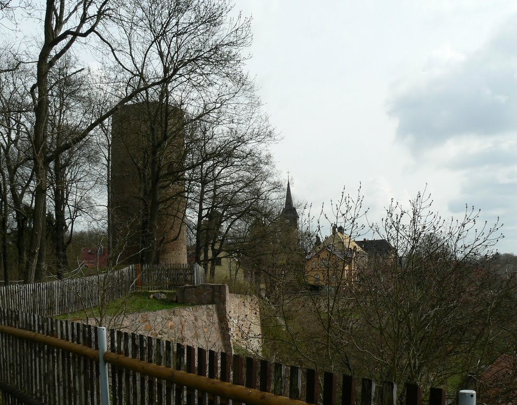 Kohren-Sahlis - Der Ostturm der Ruine wurde ca. 50 Jahre zur Erweiterung der Burg errichtet, er ist 26m hoch by Thomas Eichler