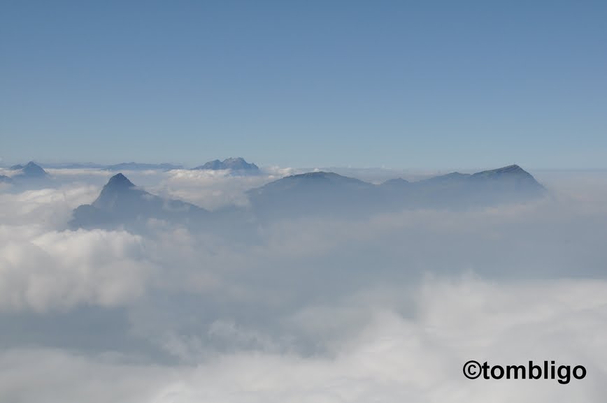 Kleiner Mythen - vorne: Hochflue, Rigi; hinten: Stanserhorn, Pilatus by ©tombligo