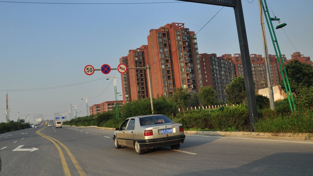 2011-09-12 雨后望秦岭 上林路边的奥林匹克花园 by xyriver