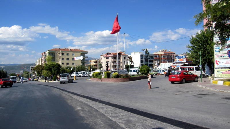 Yatağan garajı ve Bayrak Osman Ünlü by Osman Ünlü