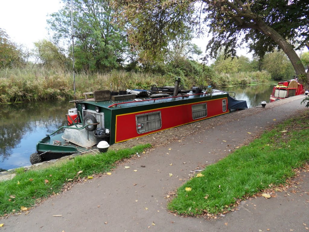 Small cosy Narrowboat at Birstall by Bobsky.