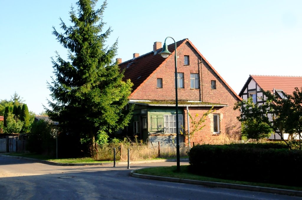 Groß Neuendorf, in dem kleinen Ort sind noch leere Häuser zu finden by Egbert Bueschel