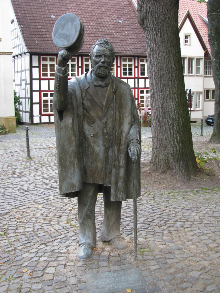 Buer, statue of Fritz Kamring by Seimen Burum