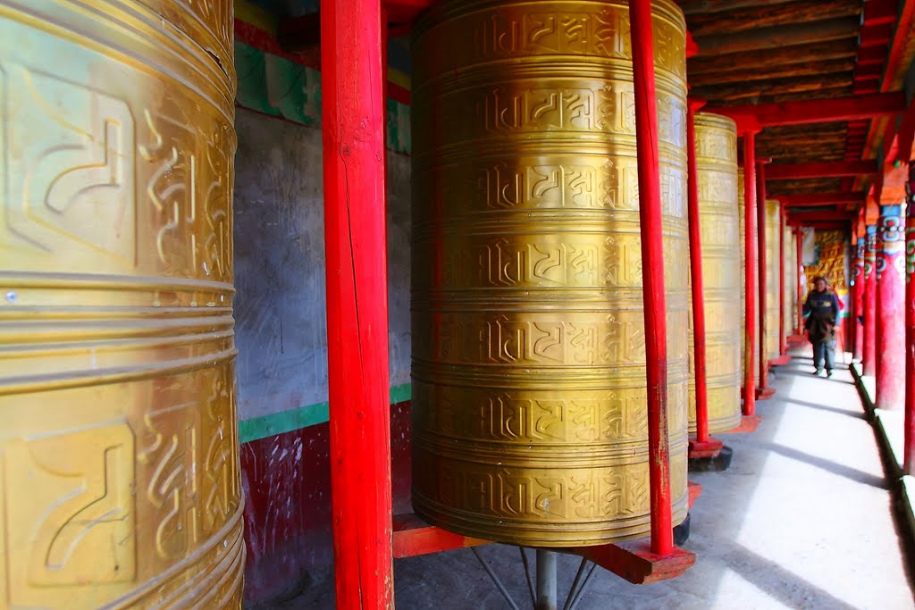 塔公寺（Turning Cylinders Round Tagong Temple） by cjliu