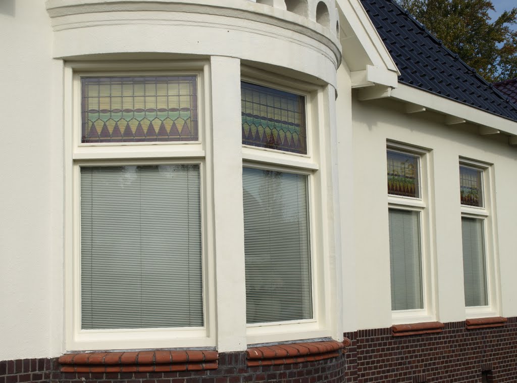 Historische glas-in-loodramen aan de Verlengde Stationsweg 35 in Zuidlaren. Dit woonhuis is in 1927/28 ontworpen door aannemer/architect Geert Sijtsema (1876-1955) in opdracht van Joh. Leidekker. by Hans R van der Woude