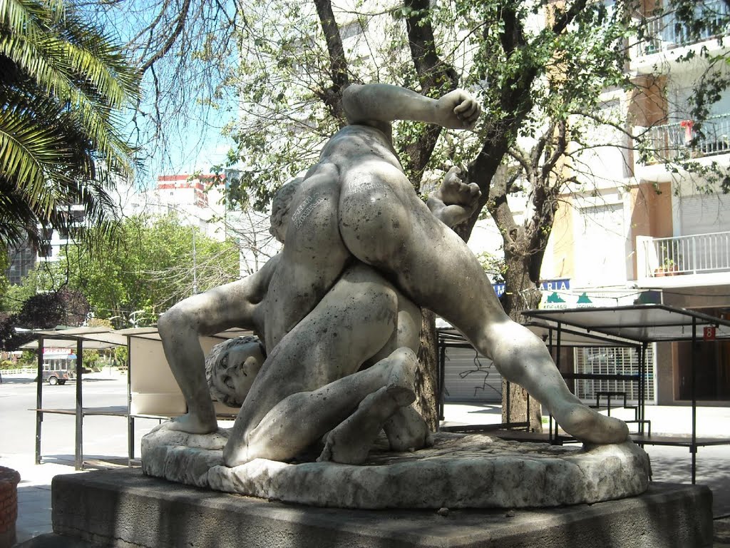 Estatua Los luchadores by Matha Burroughs