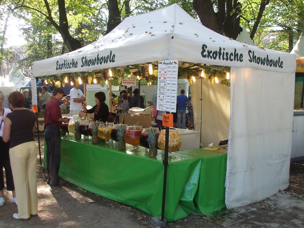 Bonn - Spezieller Getränkestand im Hofgarten aus Anlass des Nationalfeiertags - 3. Oktober 2011 nachmittags by Wolfgang Hanko