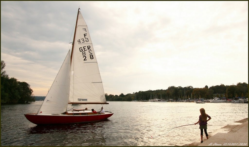 Ein Segelboot auf Schleichfahrt. by H. Hönow