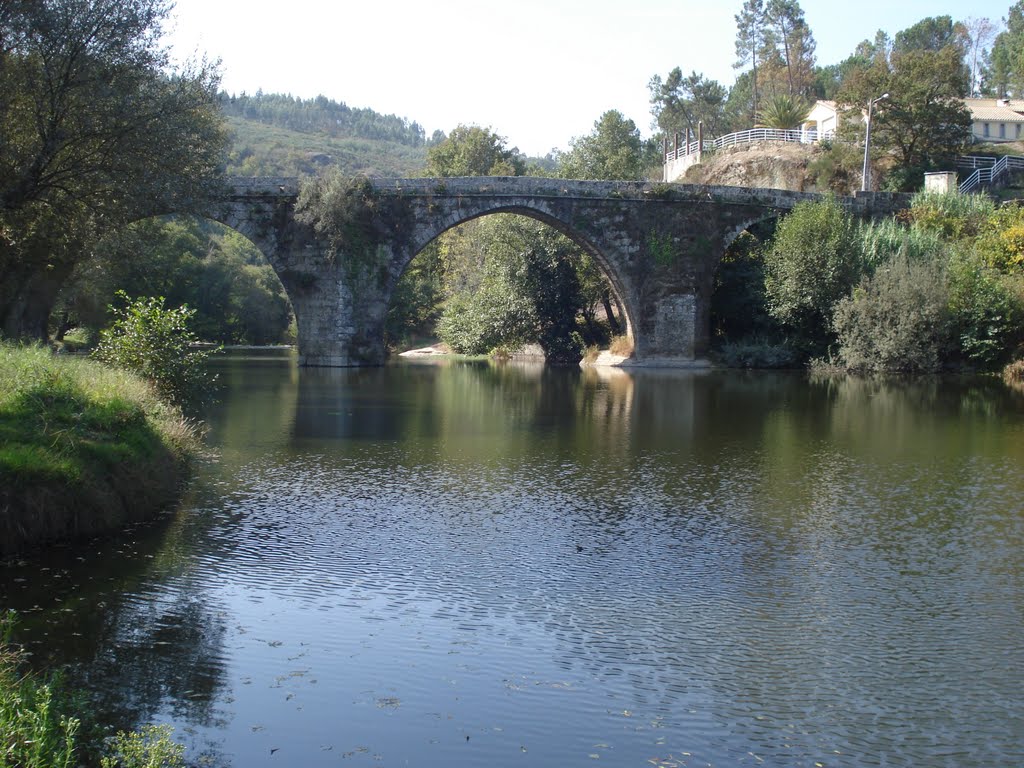 Ponte Romana de Ferreirós do Dão [01-10-2011] by Vasco Soares Ribeiro