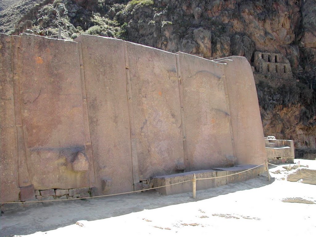 On accède à une paroi composée de 6 blocs de porphyre rose. Le dessin géométrique au centre correspondrait à un mélange de principes incas et de symboles astraux (croix andine). by Michele Liehn