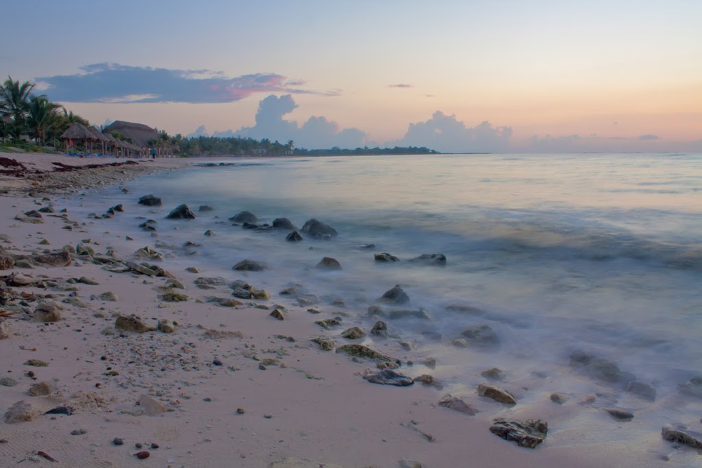 Playa de Akumal amaneciendo by Álvaro Campos Gonzal…