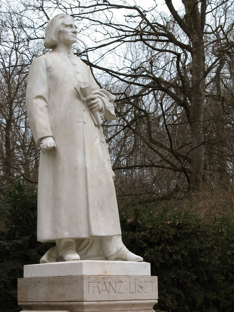 Weimar, Liszt-Haus, Liszt-Standbild by Wensky