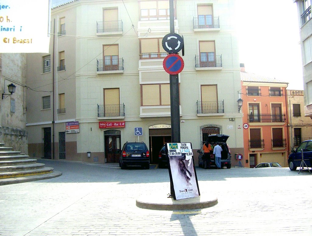 Banyeres, Curiosa rotonda para vehículos en la Plaza de la Iglesia by Alejandro S.