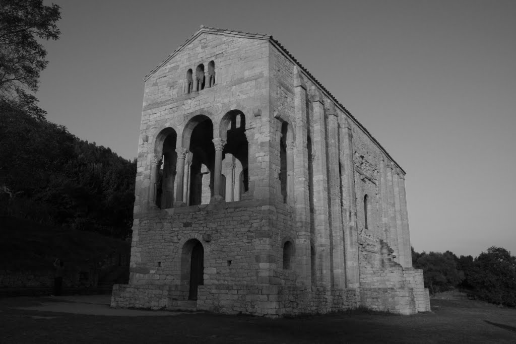 Santa María del Naranco B/N by cricra