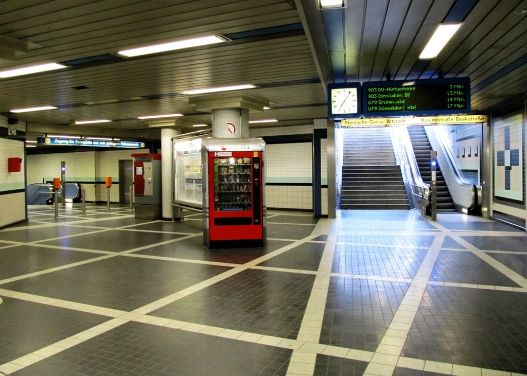 Stadtbahn - Station Steinsche Gasse by parcelpanic