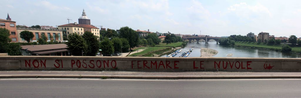 NON SI POSSONO FERMARE LE NUVOLE di Vedo. poesia di strada (ponte dell'Impero) by stanis spezziga