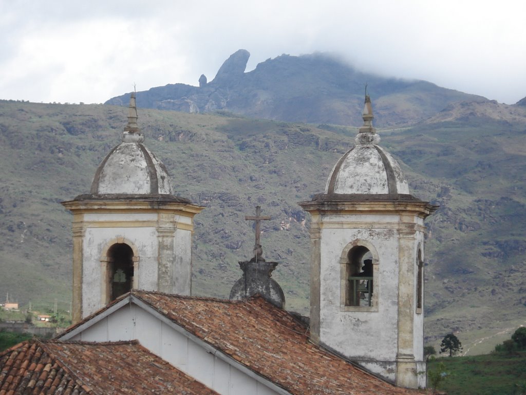 Torres da Igreja das Mercês e Pico do Itacolomi by Mauricio Pinheiro de…