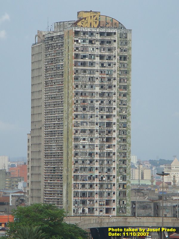 São Vito building, know as "Treme Treme" building (it means something like "shake-shake") since the building shakes a lot. It has been disabled, and they plan to demolish it. by Josef Prado