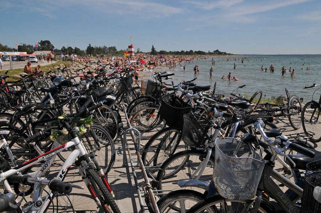 Cykelparkering ved Enø Strand by Erling Als Nielsen