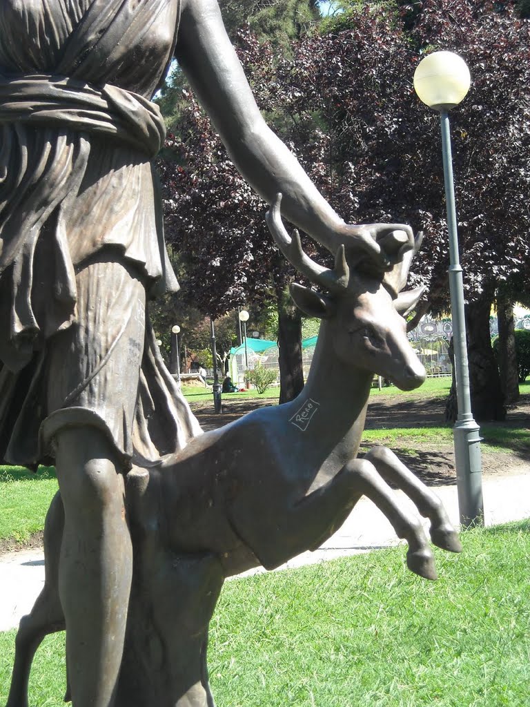 Estatua de Diana Cazadora en Plaza Mitre (detalle) by Matha Burroughs