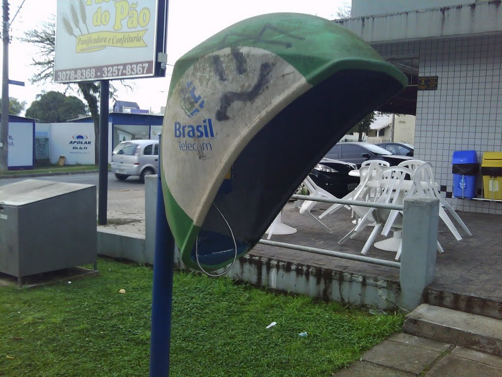 Telefone público em frente à Panificadora Fábrica do Pão - Bacacheri - Curitiba PR by curitiba.seculo21