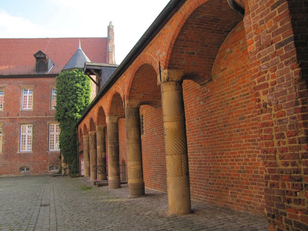 Herten: Wasserschloss Herten, Innenhof by Dieter Möller