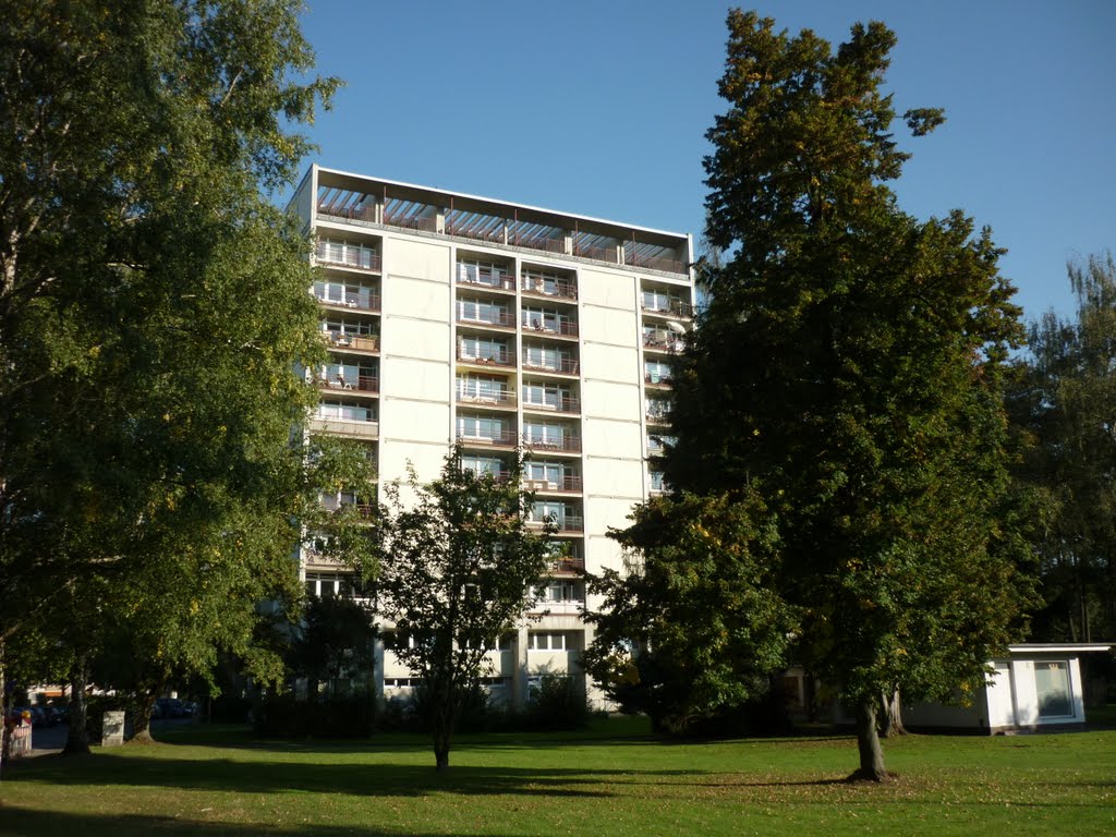 Hochhaus in der HICOG-Siedlung, 09.2011 by D. Menjoulet