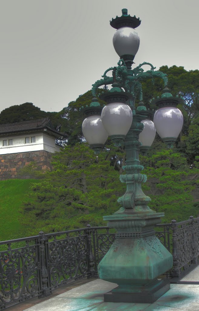 二重橋の街灯柱 Lamppost on Nijubashi by Paul Hildebrandt