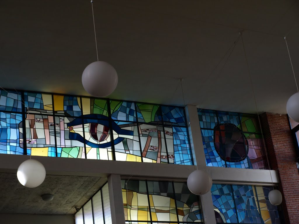 Glas-in-loodramen van Max Reneman (1923-1978) in de Gereformeerde kerk "Magnalia Dei", voorheen de Rooms-Katholieke kerk "Maria ten Hoorn", van architect C.H. Bekink (1923-1996) en verbouwd door architect J. Valk uit Soest. Verder zijn er glas-in-loodramen van Hubert P.M. Estourgie (1924-1982), en glas-in-betonramen van J.D.M. (Hans) van der Plas (1925-1991). Bekink's schoonvader was de architect Charles M.F.H. Estourgie (1884-1950); Coen Bekink en Hubert Estourgie waren zwagers van elkaar. by Hans R. van der Woud…