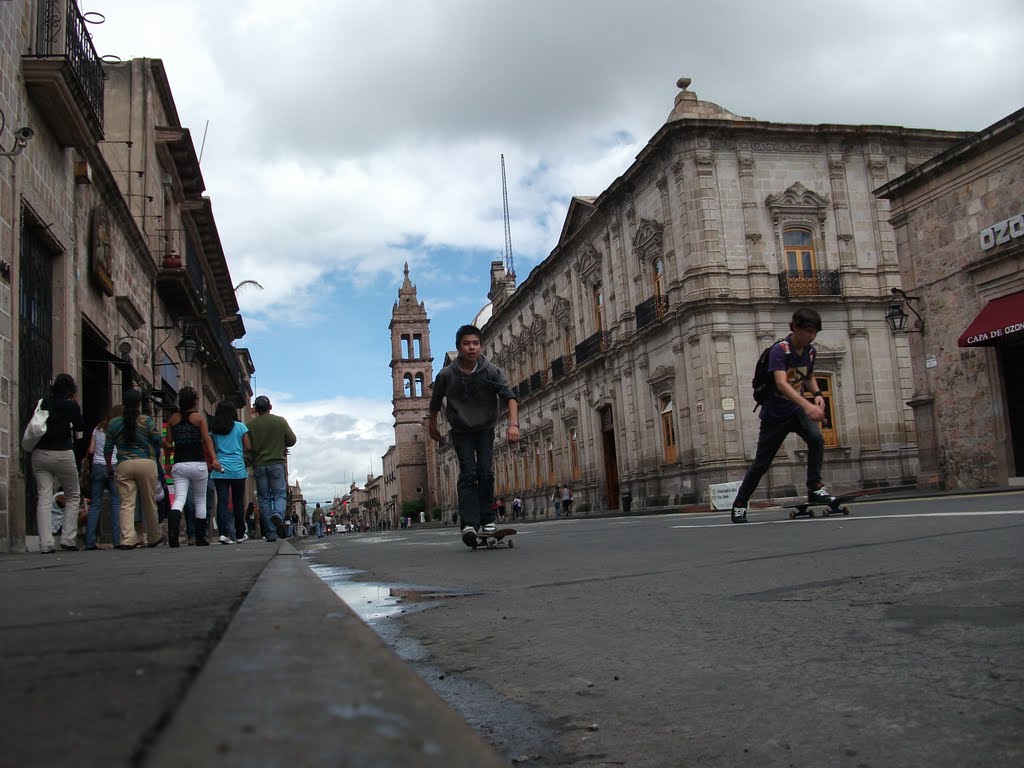 Madero Ave. Sundays in Morelia. by sdyaz@yahoo.com